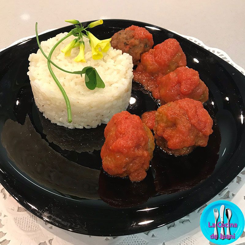 Albóndigas de arroz con salsa de tomate