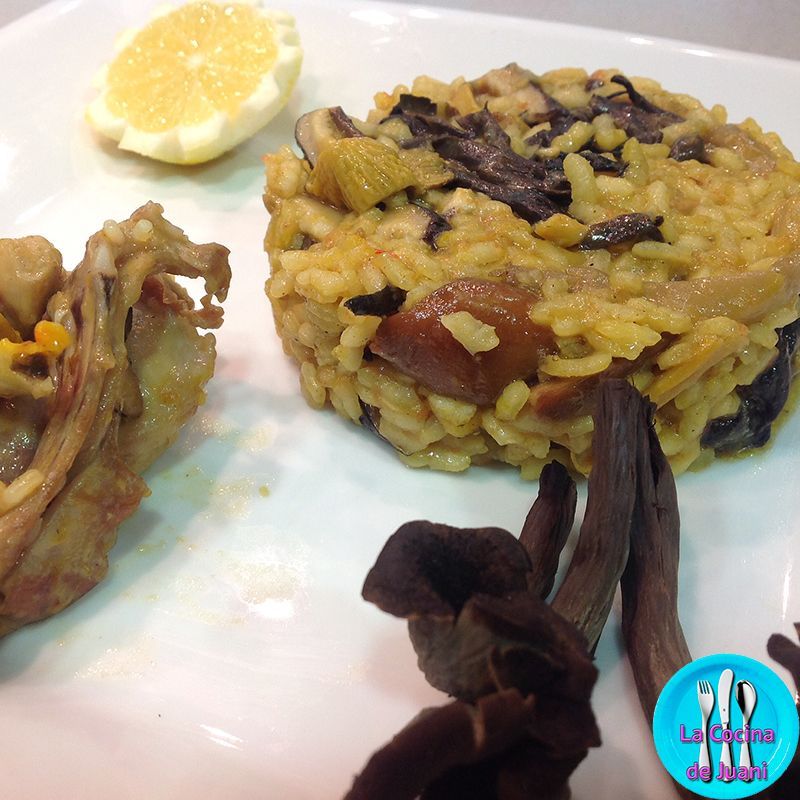 Arroz con trompetas de la muerte y conejo