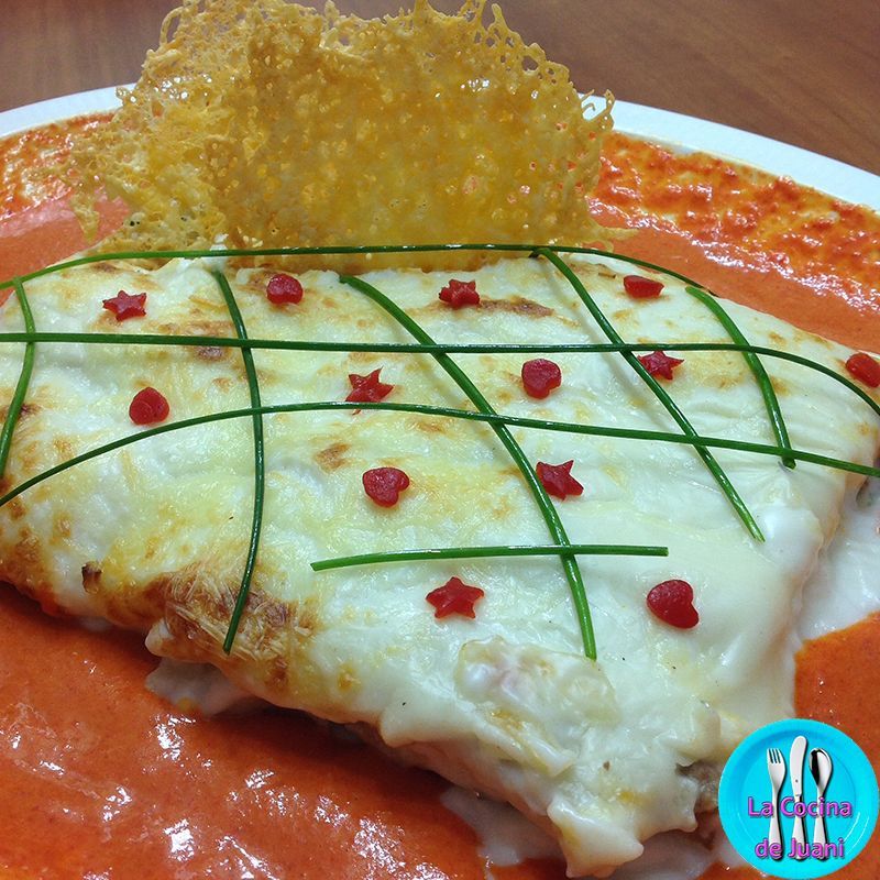 Canelones con crema de piquillo y crujiente de queso
