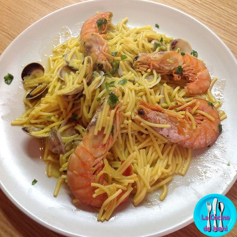 Fideos con almejas y gambas