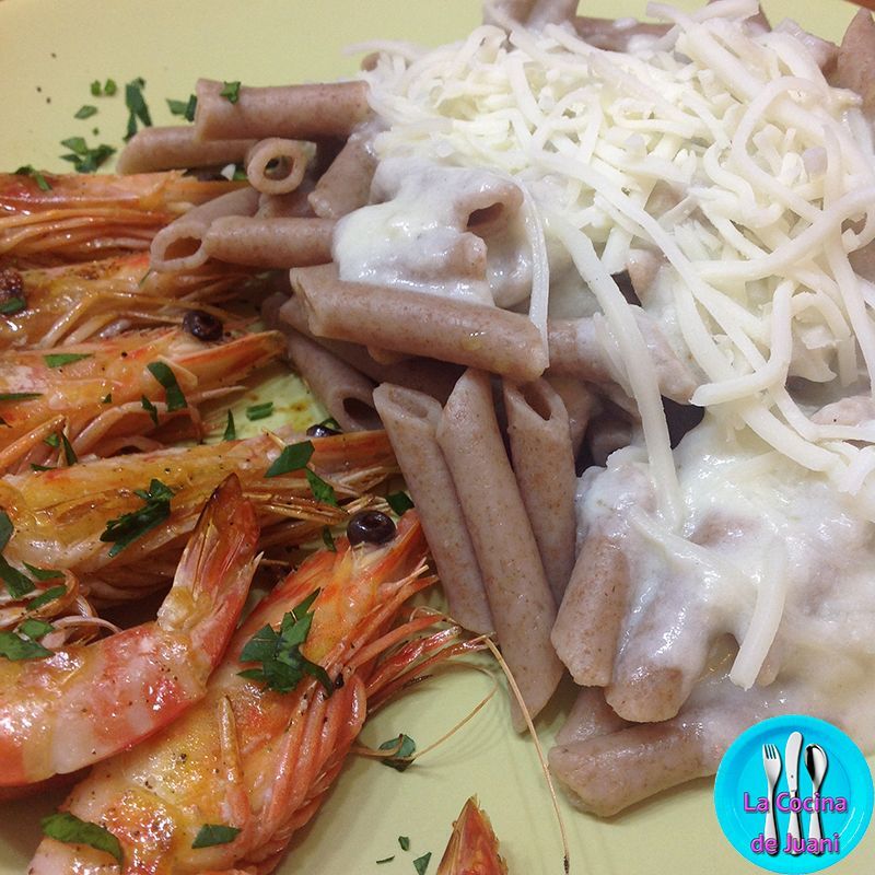 Macarrones de espelta al queso con langostinos