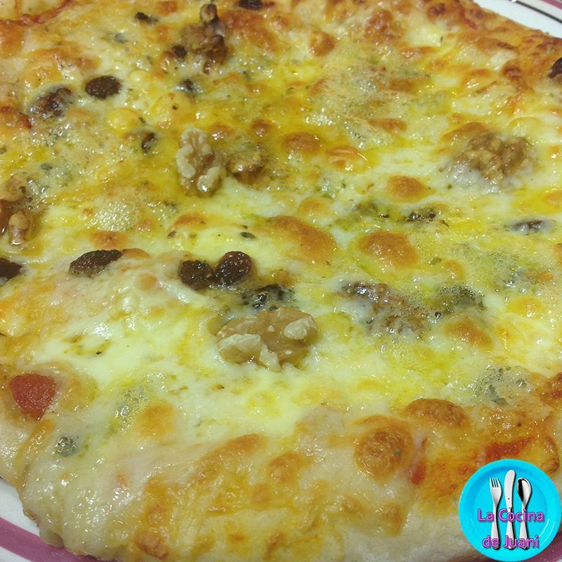 Pizza cuatro quesos con nueces y pasas