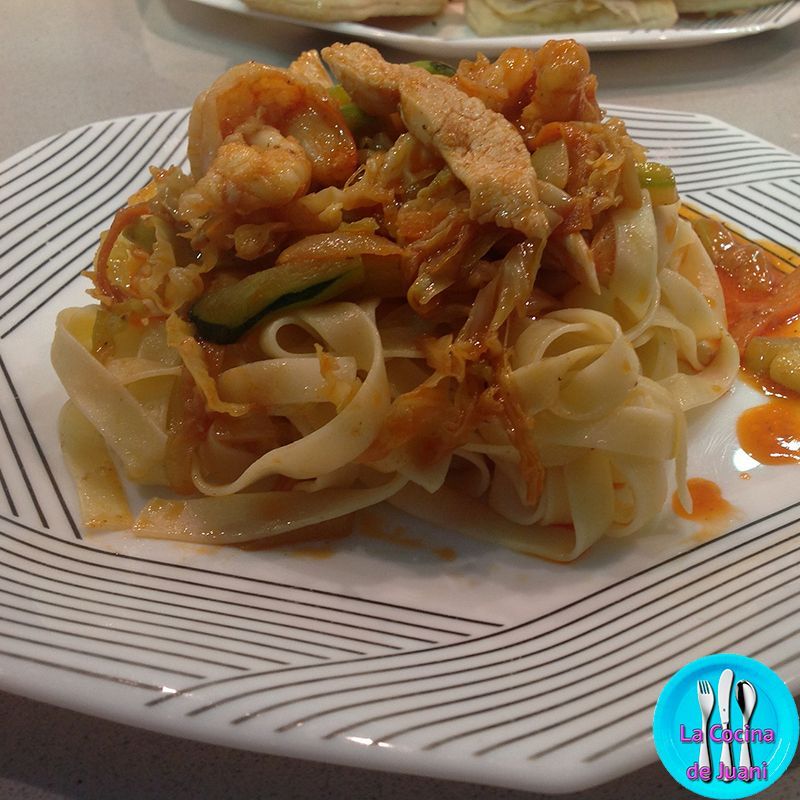 Tallarines con verdura, pollo y langostinos