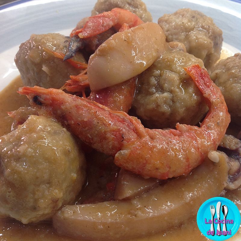 Albóndigas con sépia y gambas