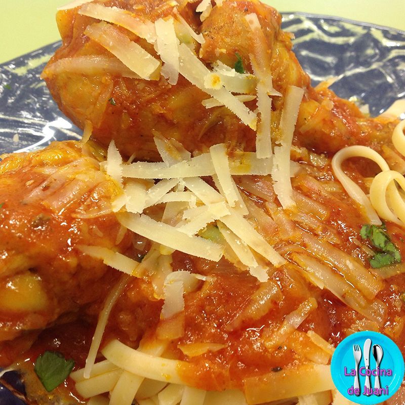 Espaguetis con confit de pollo