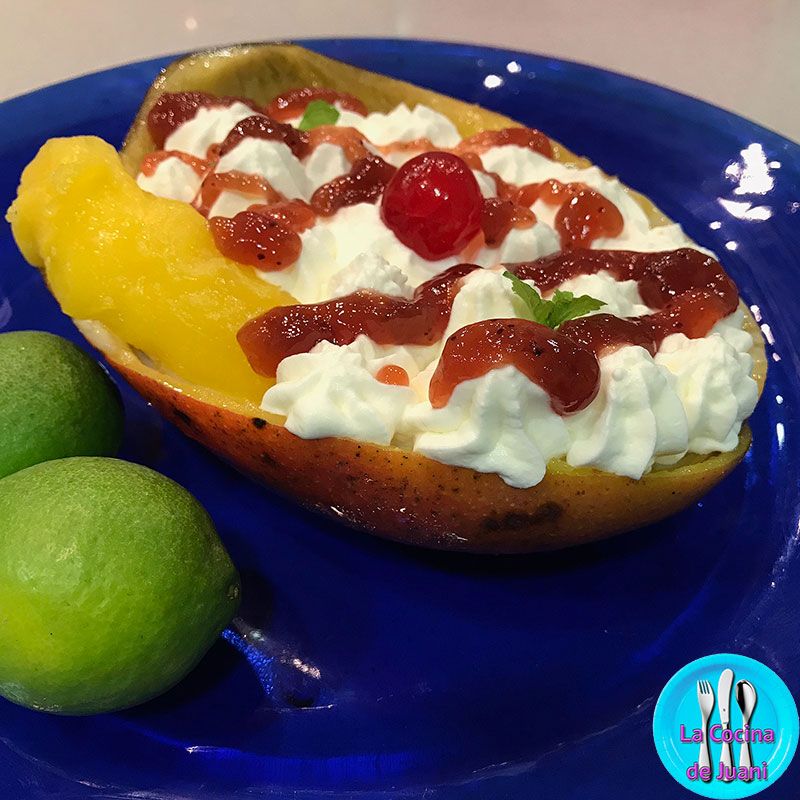 Mousse de mango con salsa de fresas