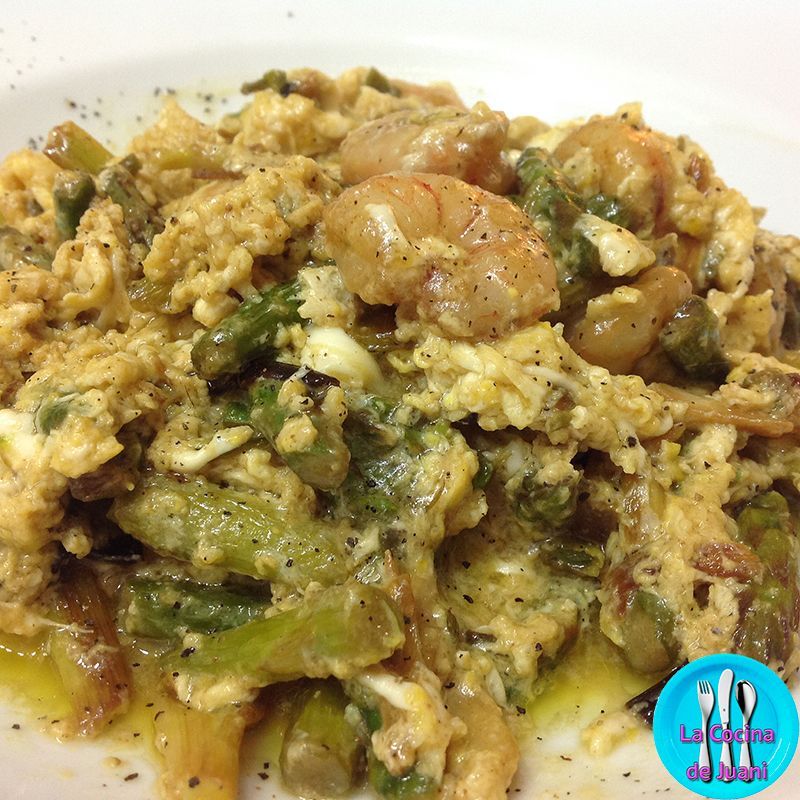 Revuelto de espárragos y gambas