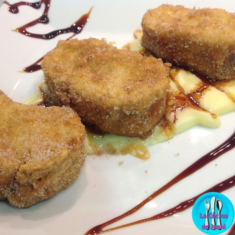 Torrijas sobre fondo de natillas