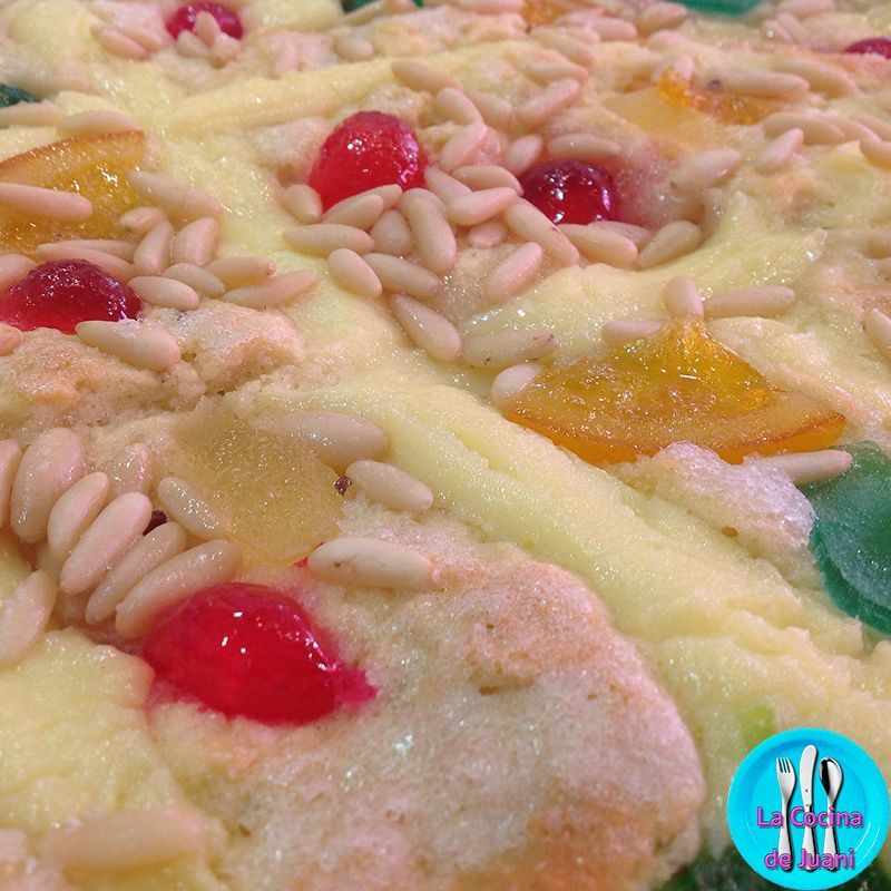 Coca de Sant Joan con frutas escarchadas