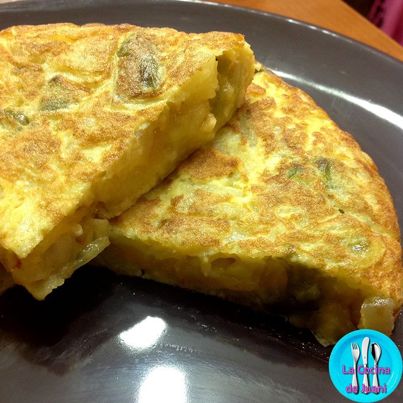 Tortilla de patata con cebolla y pimiento