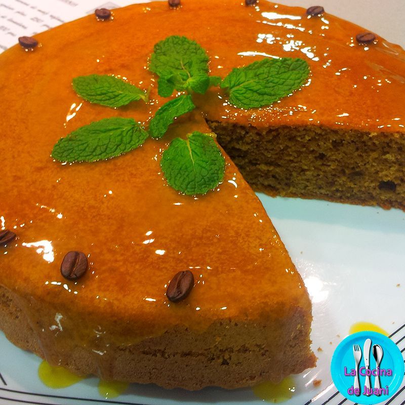 Bizcocho de café con salsa de naranja