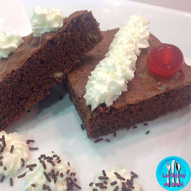 Bizcocho de chocolate con nata