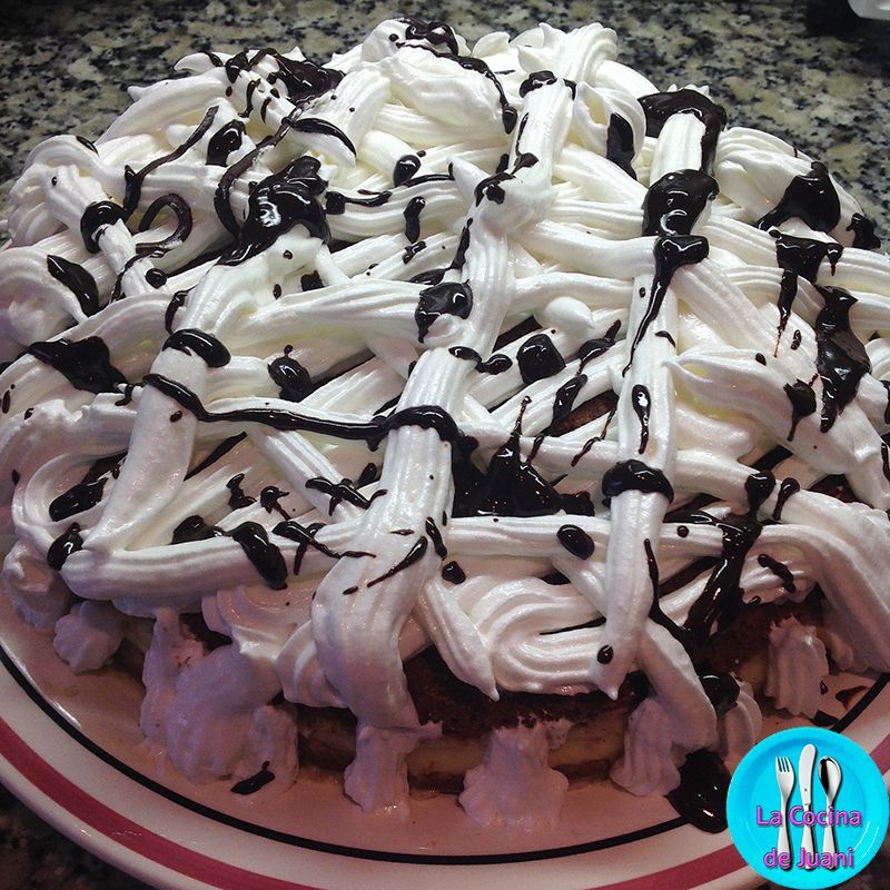 Bizcocho de crema con glaseado de merengue y chocolate