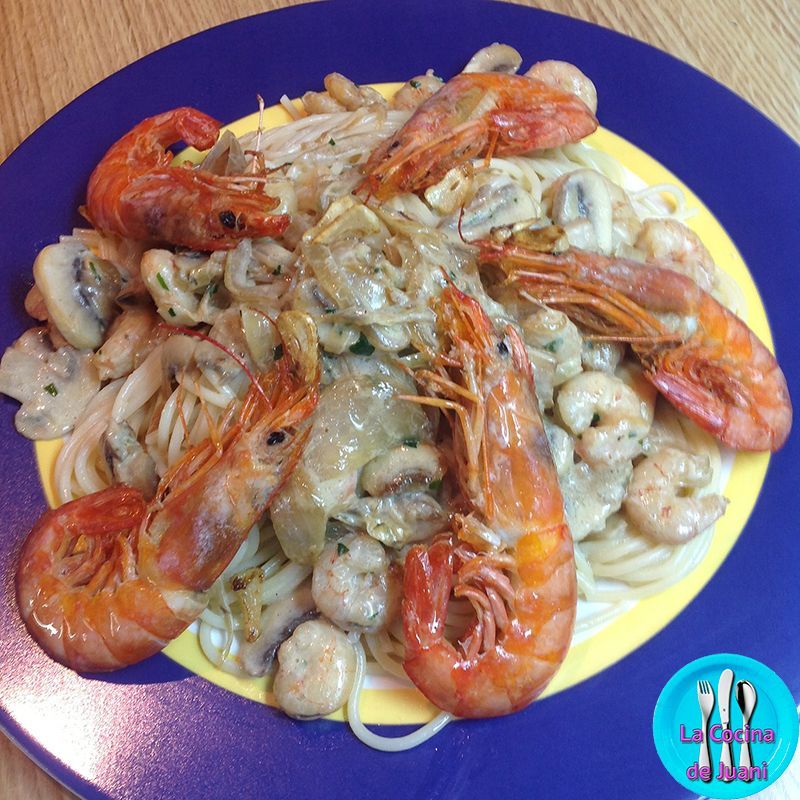 Espaguetis con gambas y champiñones