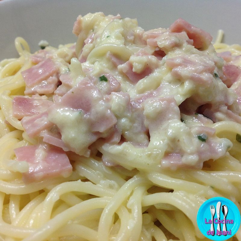 Espaguetis con jamón y salsa de cebolla