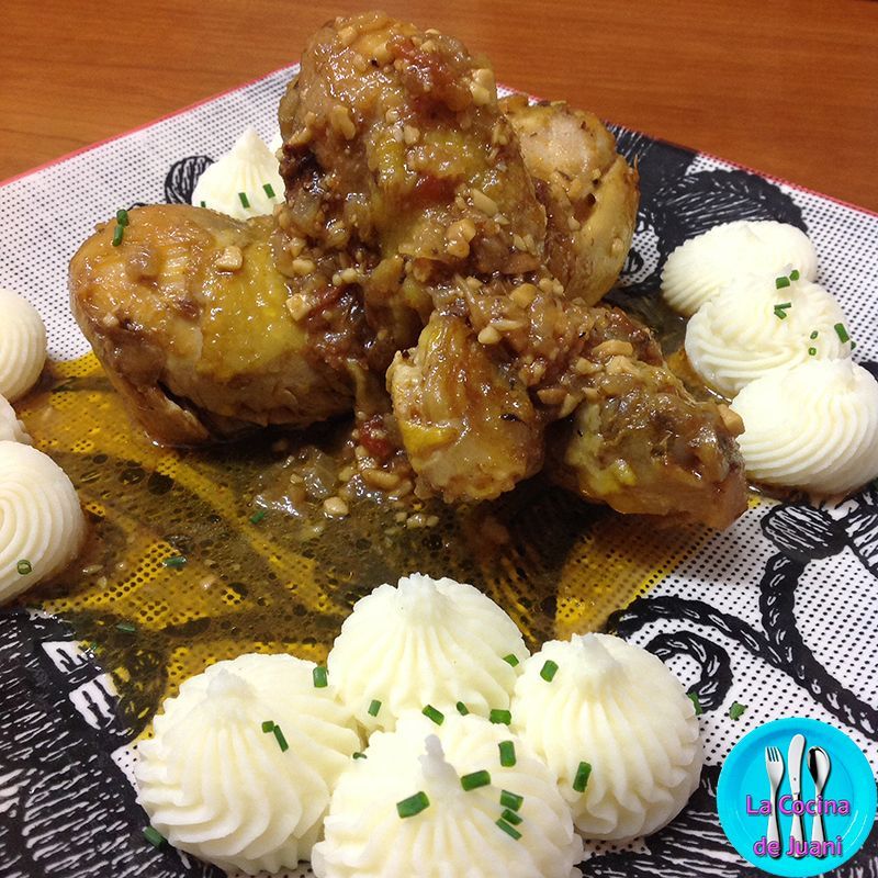 Pollo en salsa con puré de patatas