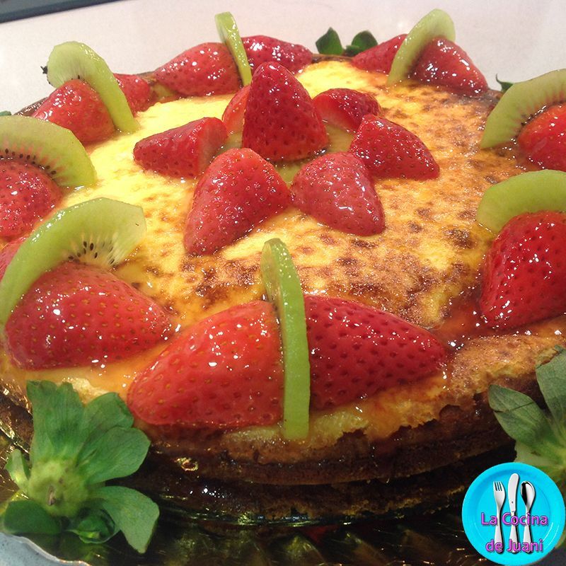 Tarta de queso con fresas y kiwis