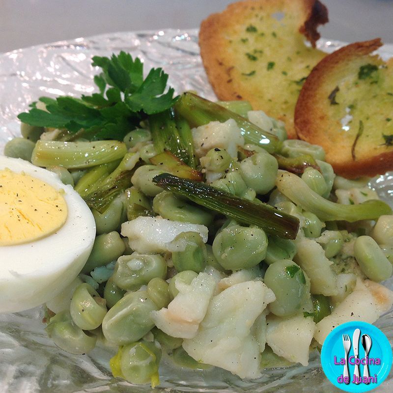 Habitas con bacalao y ajetes