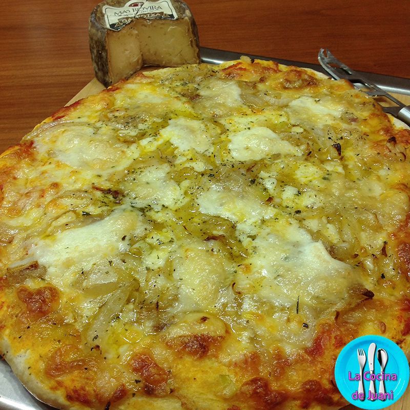 Pizza de queso de cabra con cebolla caramelizada