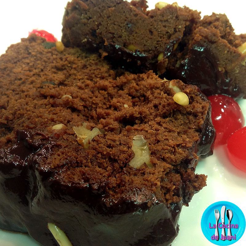 Cake de algarrobas, pasas y nueces