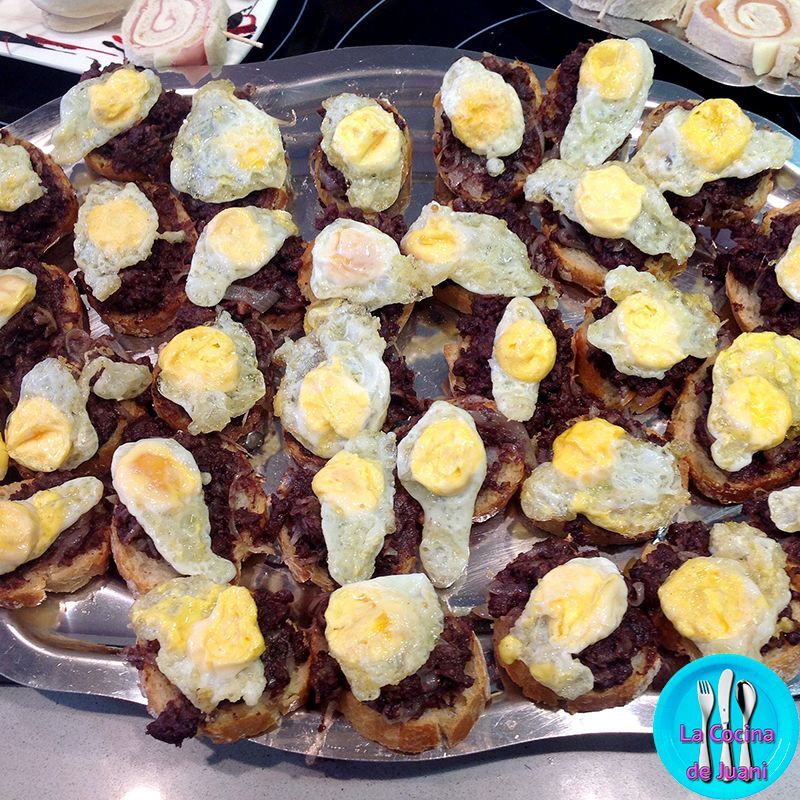 Montaditos de morcilla, huevo y cebolla caramelizada