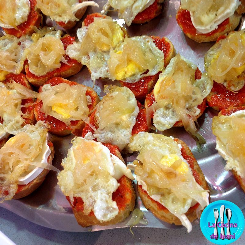 Montaditos de sobrasada, rulo de cabra, cebolla caramelizada y huevo