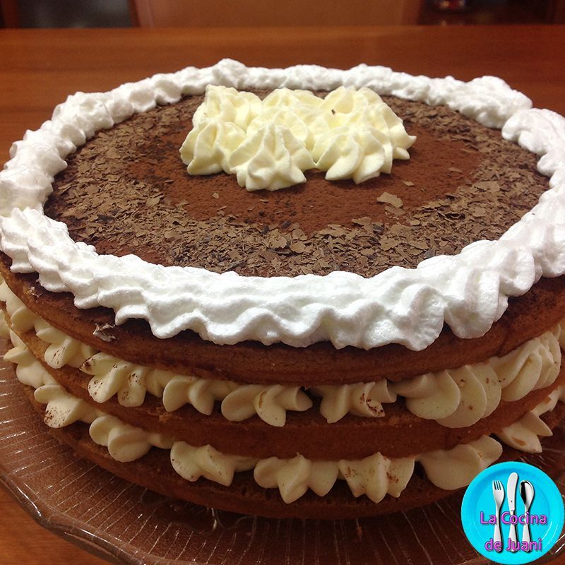 Pastel con crema de chocolate blanco