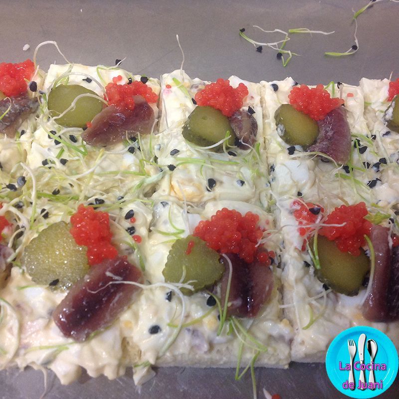 Canapés de anchoa con salsa tártara