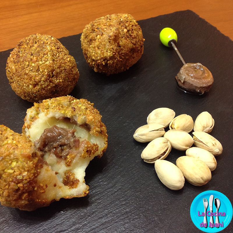 Canapés bomba de patata y anchoa