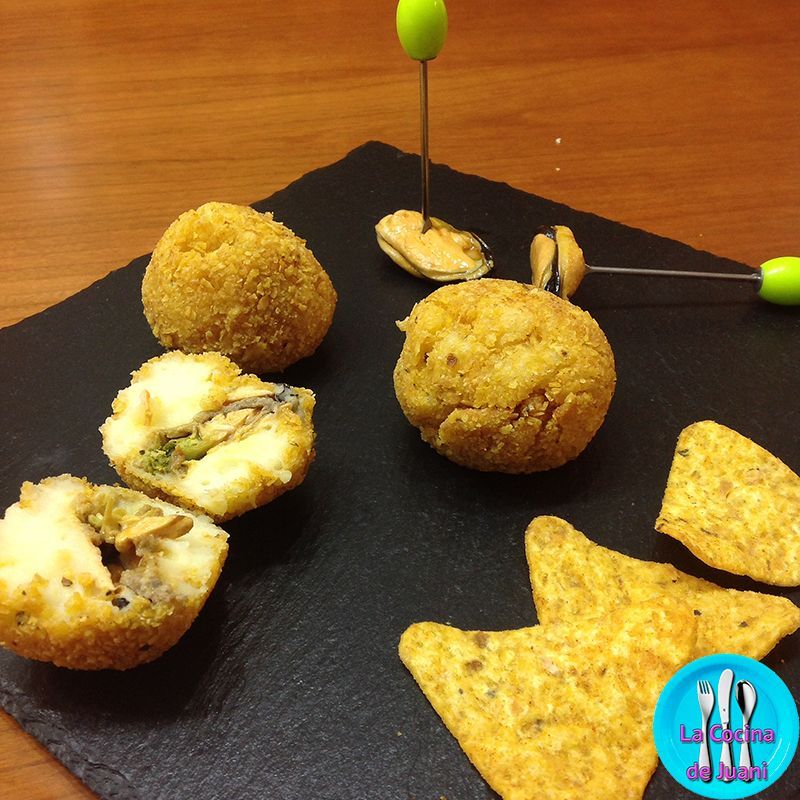 Canapés bomba de patata y mejillón