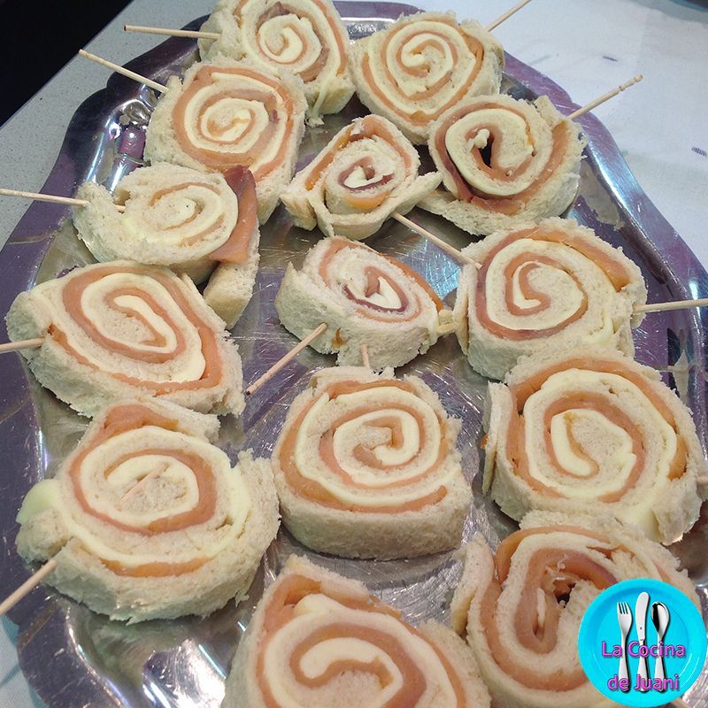 Canapés enrollados de salmón y queso