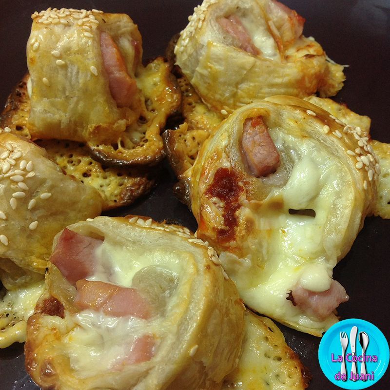 Caracolas de hojaldre con jamón y queso