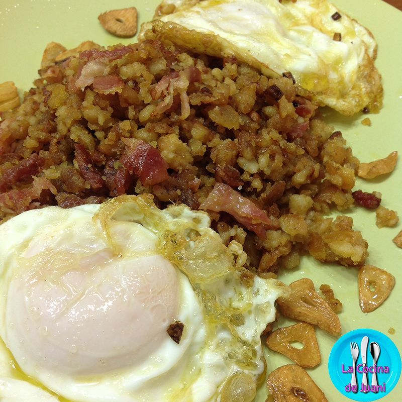 Migas con huevos fritos