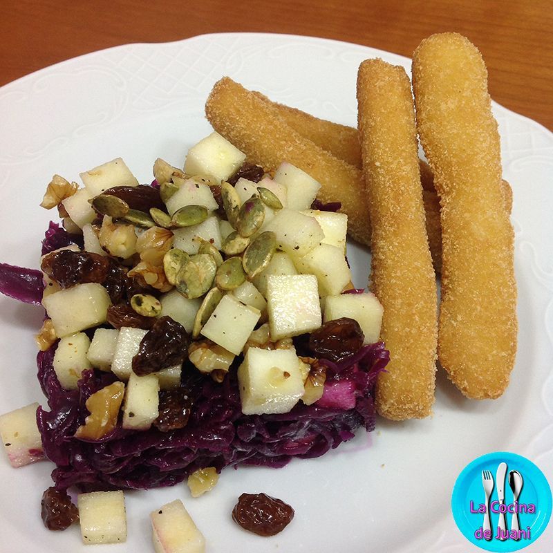Ensalada de lombarda con fingers de pollo