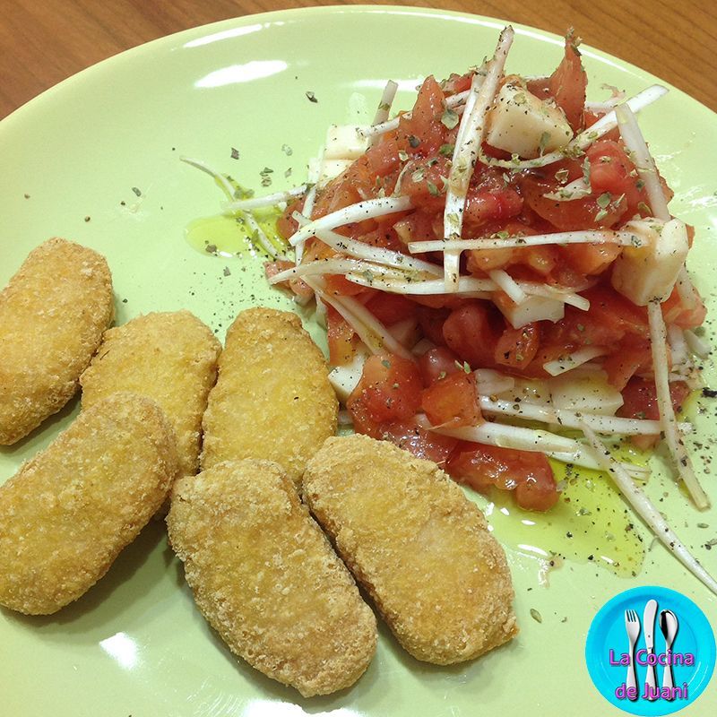 Ensalada de tomate y queso con nuggets de pollo