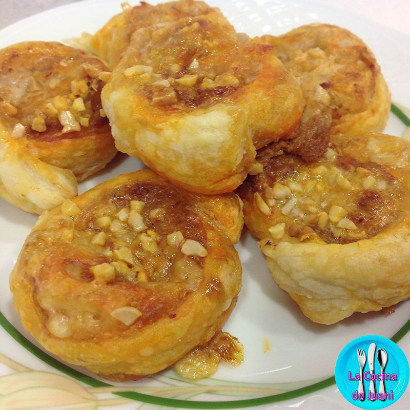 Caracolas de hojaldre con sobrasada y queso