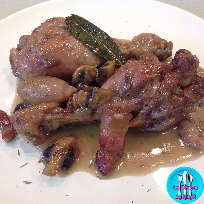 Pollo al vino con cebollitas