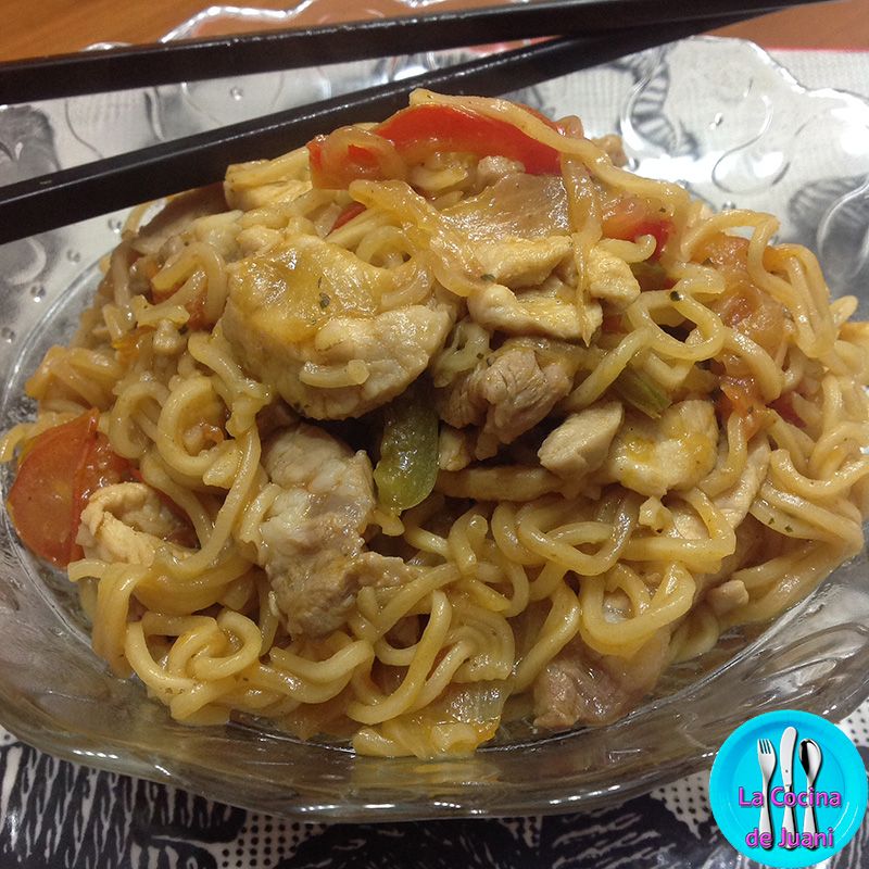 Fideos chinos con cerdo y verduras