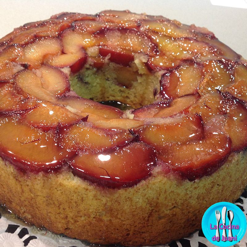 Pastel de ciruelas con almíbar de azafrán