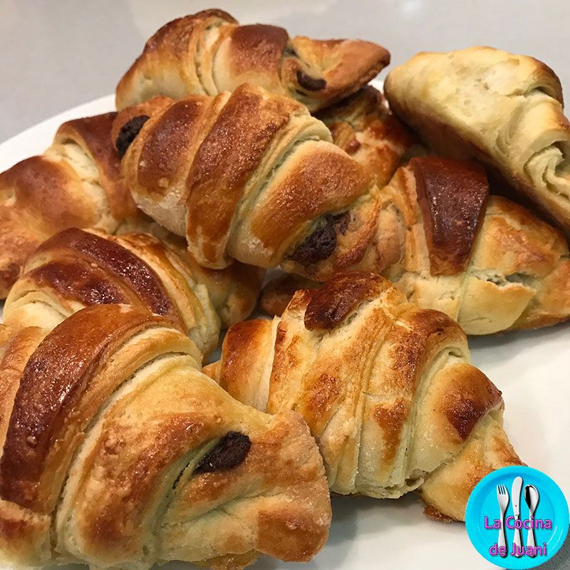 Croissants rellenos de chocolate