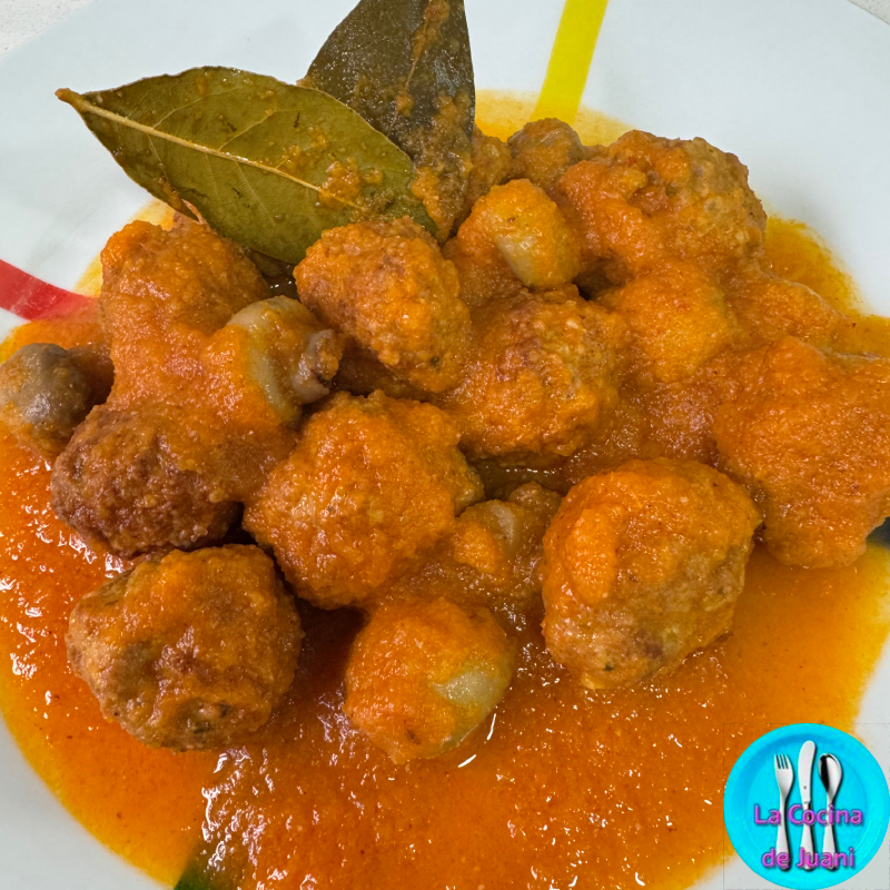 Albóndigas en salsa de tomate casera con champiñones