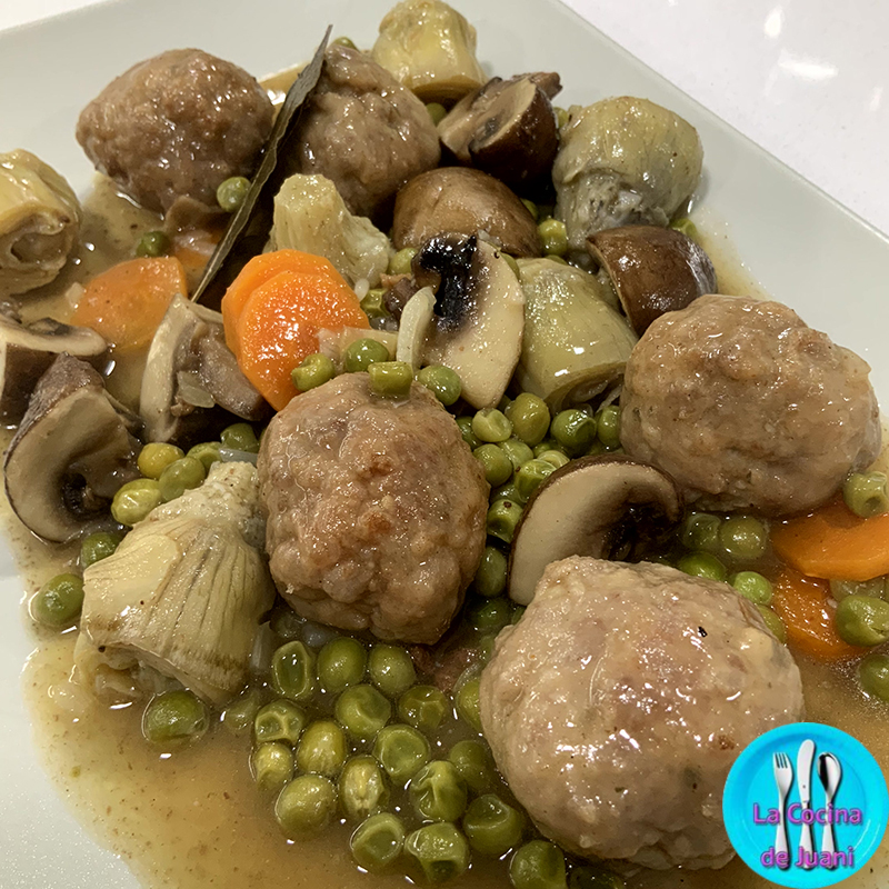 Albóndigas guisadas con verduras y alcachofas