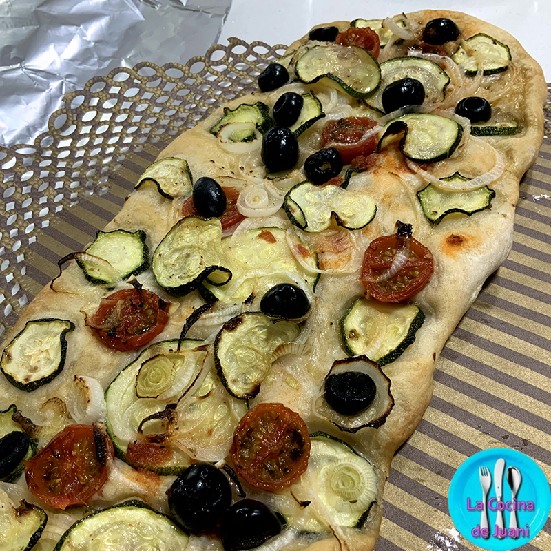 Coca de verduras con aceitunas negras