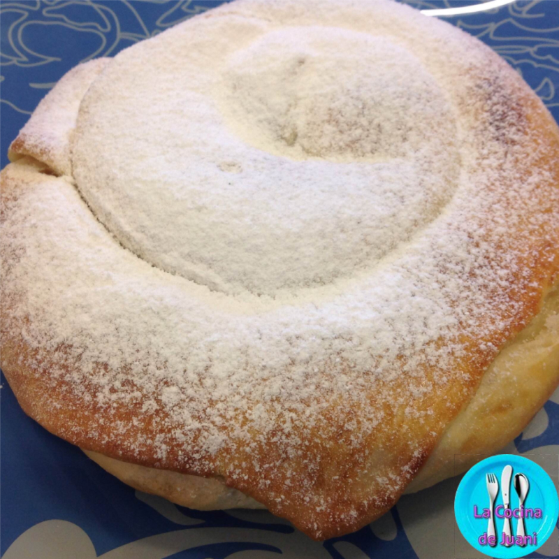 Ensaimada rellena de crema