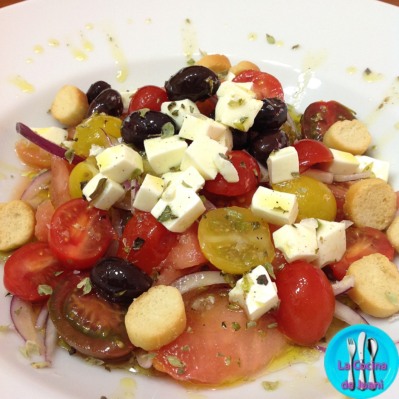 Ensalada mediterránea fresca con queso y aceitunas