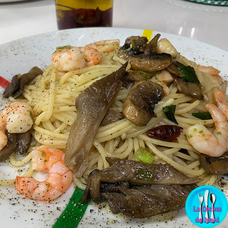 Espaguetis con gambas y setas al ajillo