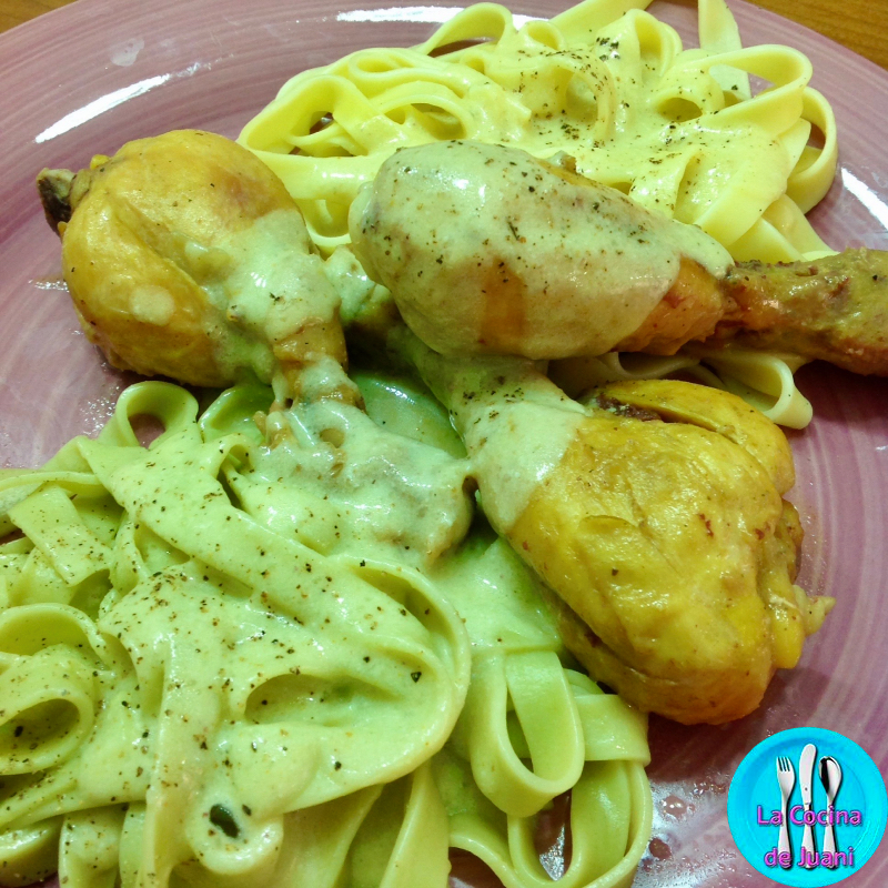 Fettuccini con muslos de pollo al whisky