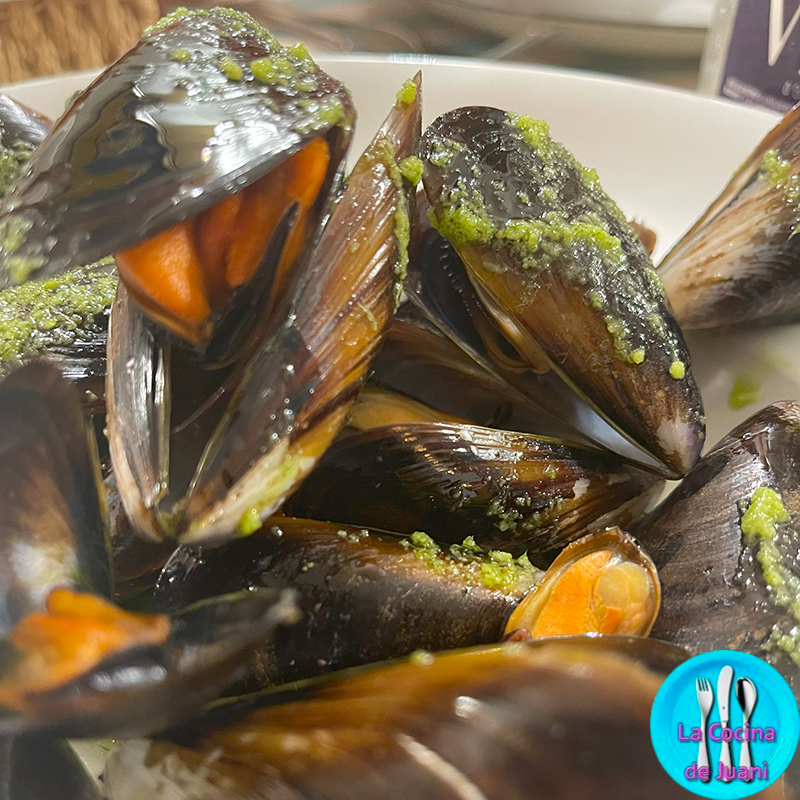 Mejillones al vapor con salsa verde
