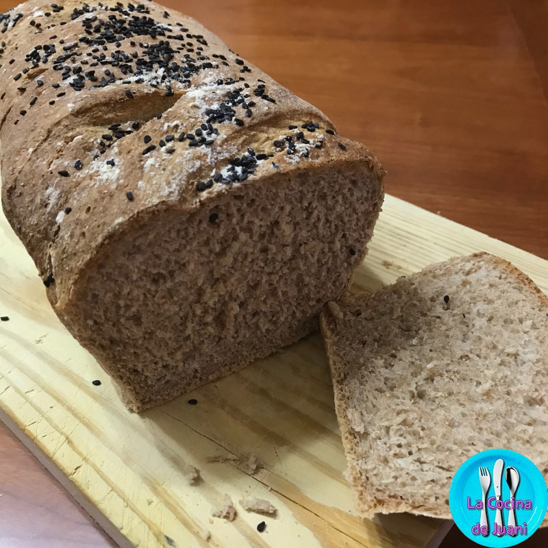 Pan de centeno con sésamo negro