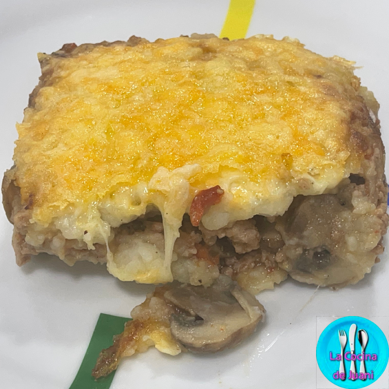 Pastel de patata con carne y champiñones gratinado